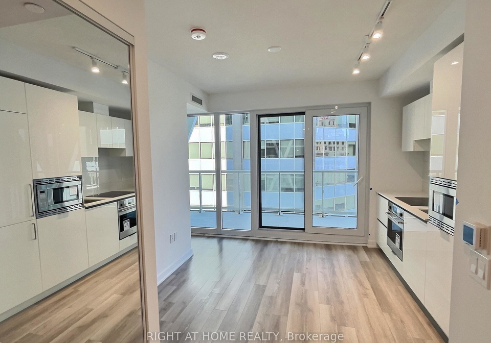 230-simcoe-street-toronto-ontario-c12338387