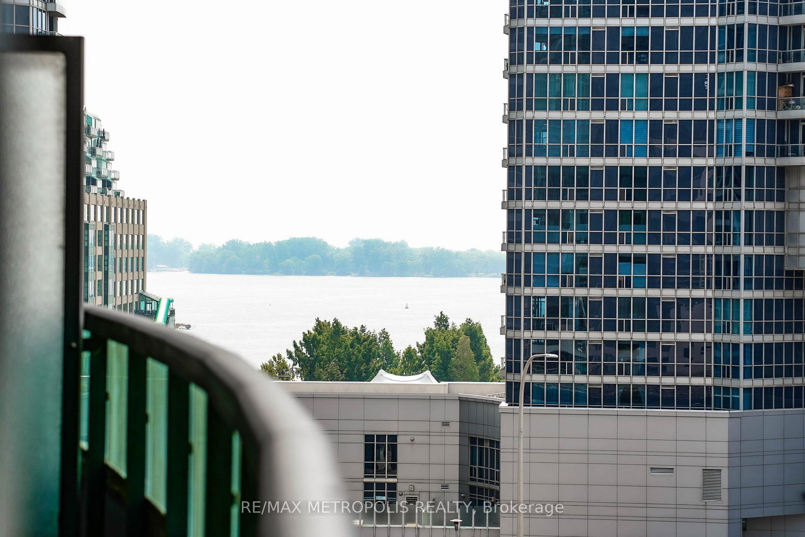 19-grand-trunk-crescent-toronto-ontario-c12339346