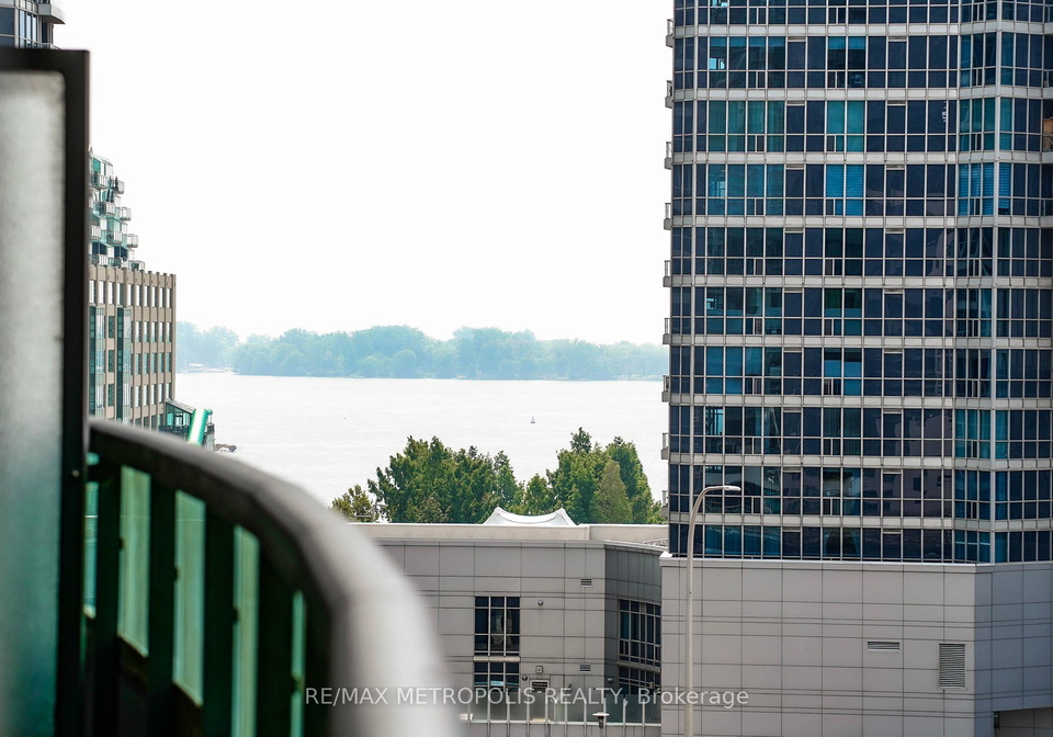 19-grand-trunk-crescent-toronto-ontario-c12339346