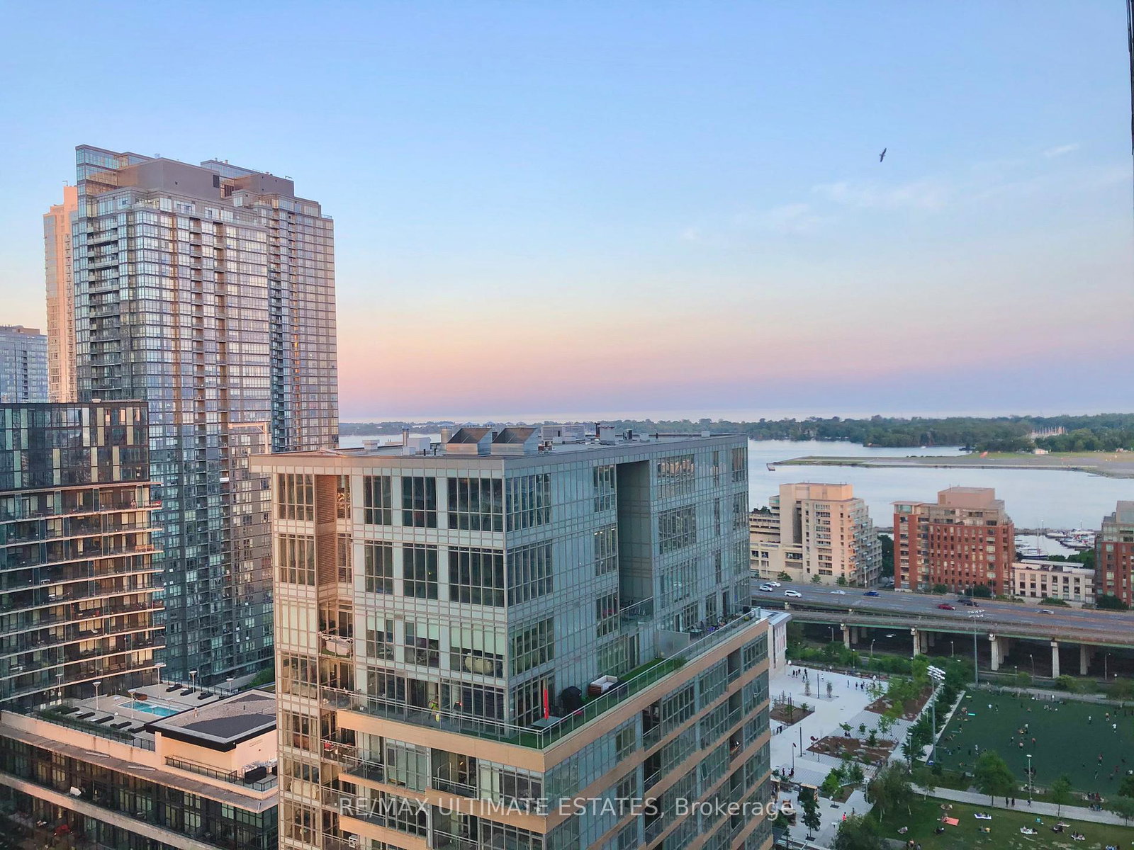 15-iceboat-terrace-toronto-ontario-c12346849