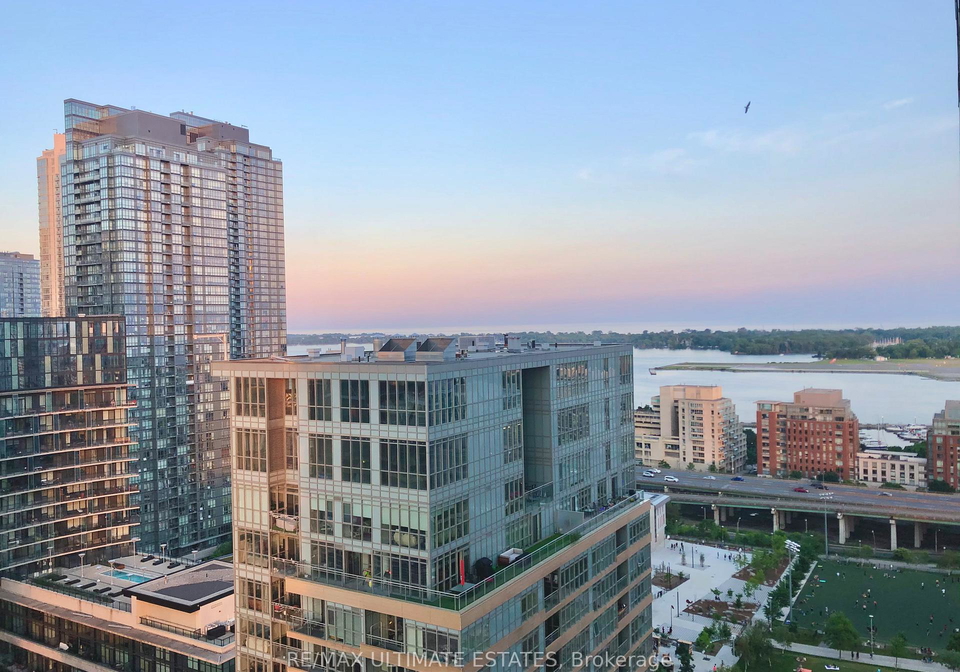 15-iceboat-terrace-toronto-ontario-c12346849