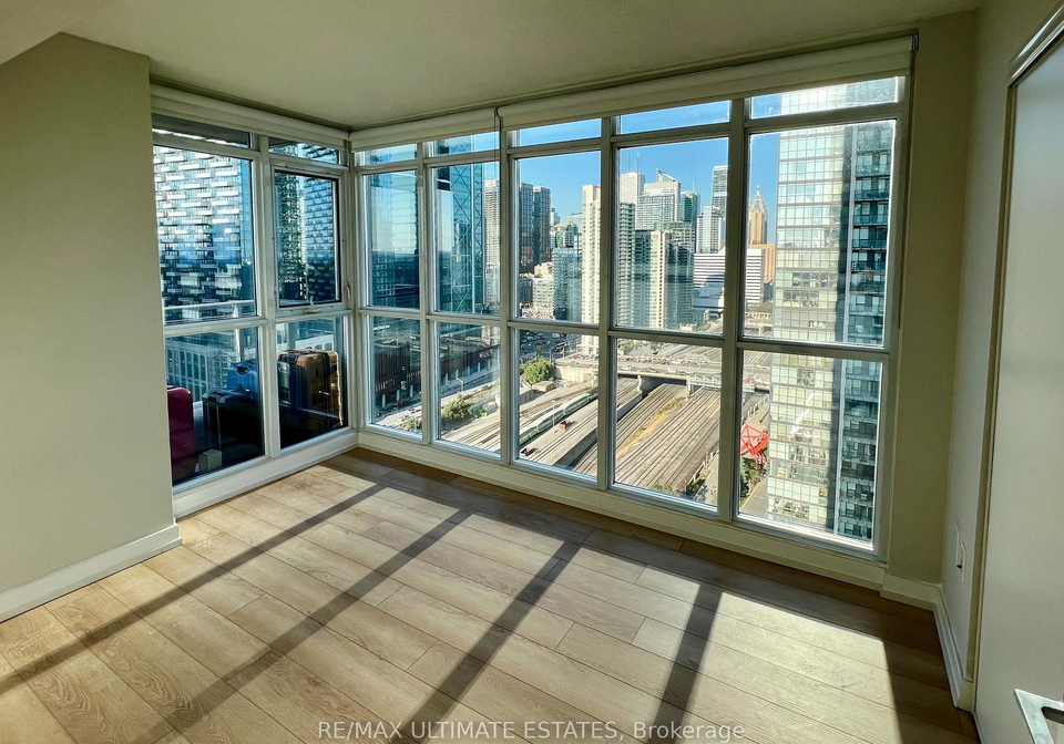 15-iceboat-terrace-toronto-ontario-c12346849