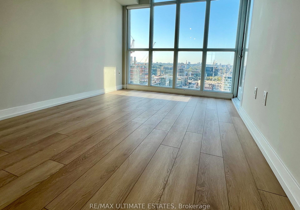 15-iceboat-terrace-toronto-ontario-c12346849