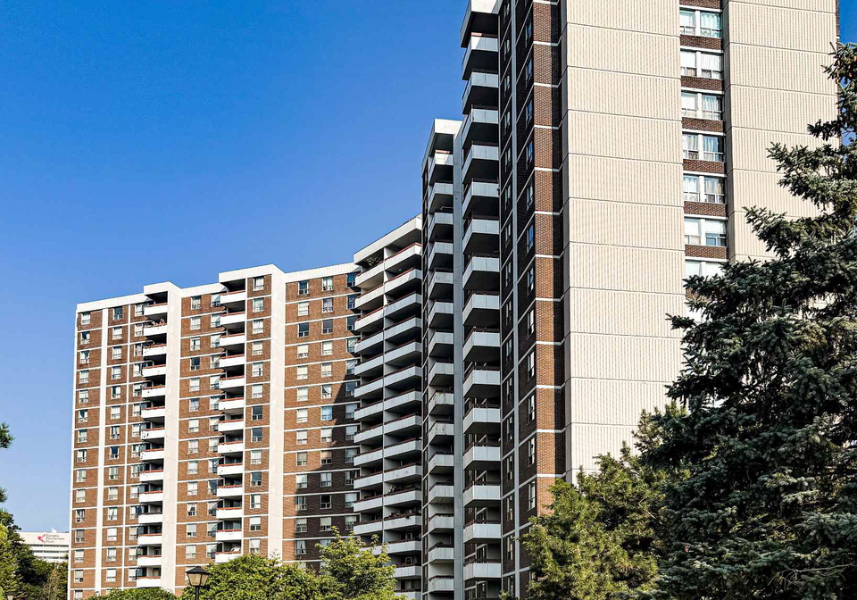 10-edgecliff-golfway-east-york-ontario-c12349349