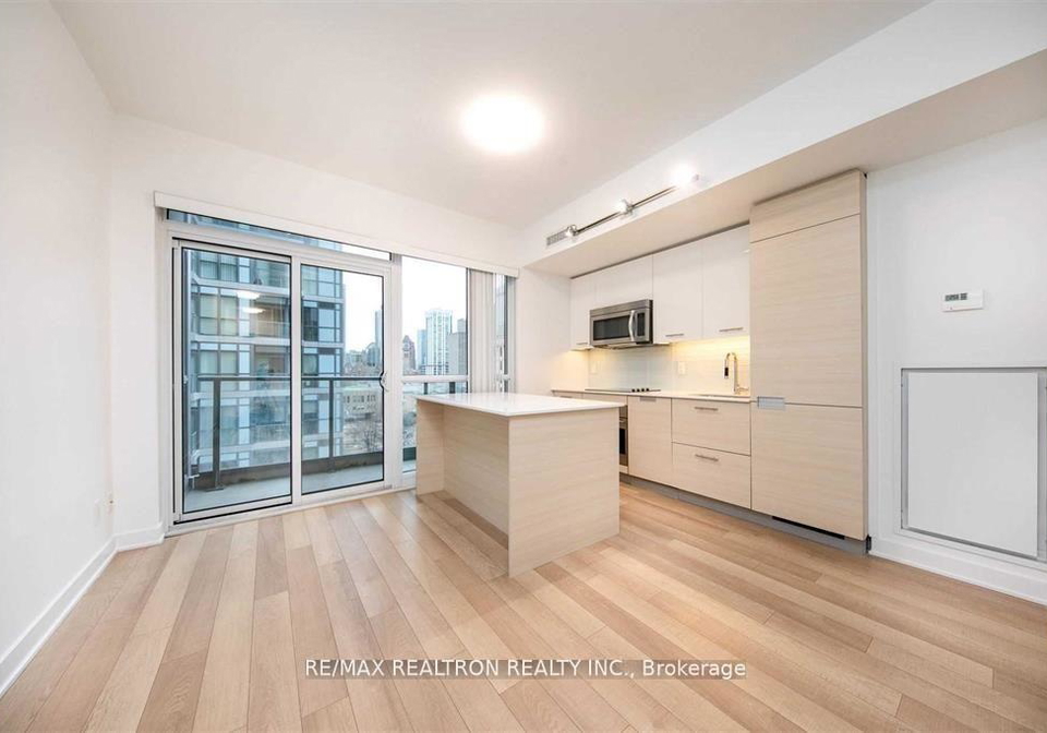 210-simcoe-street-toronto-ontario-c12353077