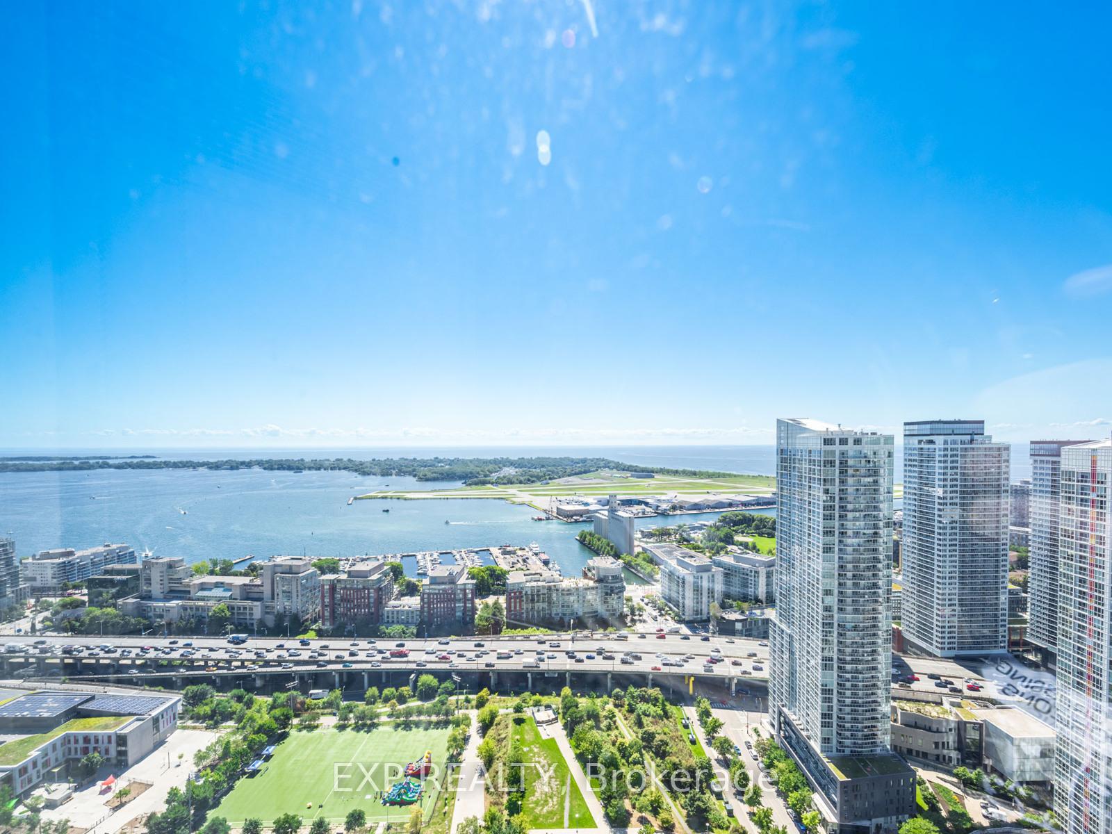 21-iceboat-terrace-toronto-ontario-c12353542