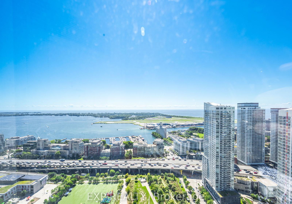 21-iceboat-terrace-toronto-ontario-c12353542