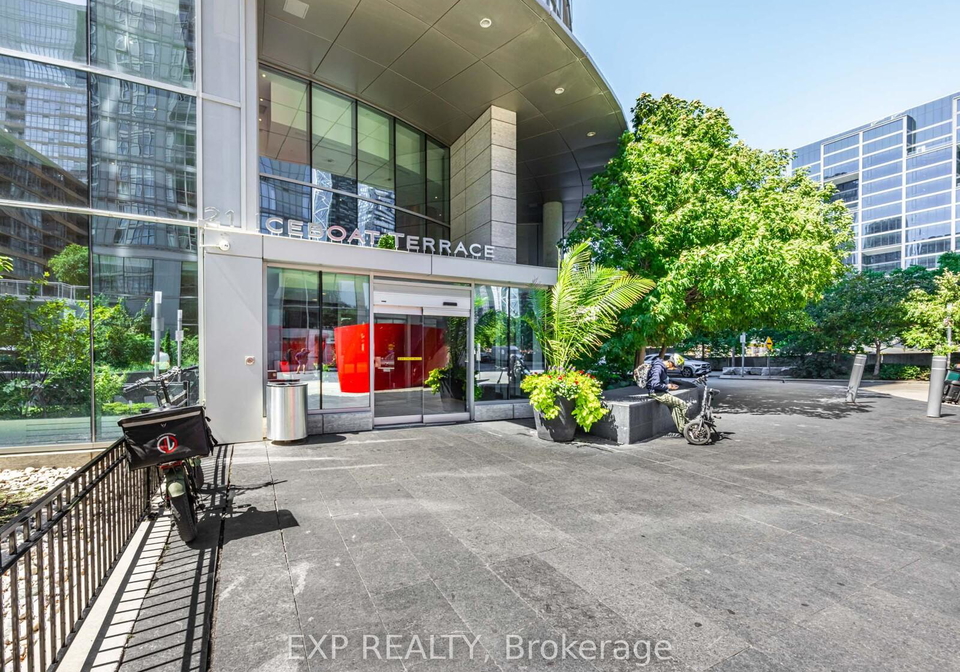 21-iceboat-terrace-toronto-ontario-c12353542