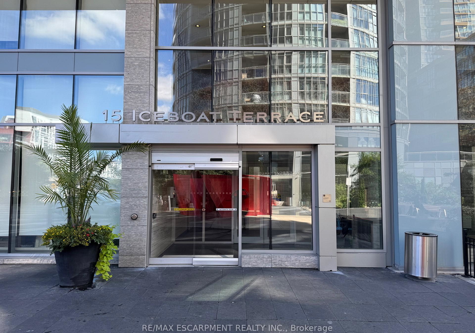 15-iceboat-terrace-toronto-ontario-c12353936