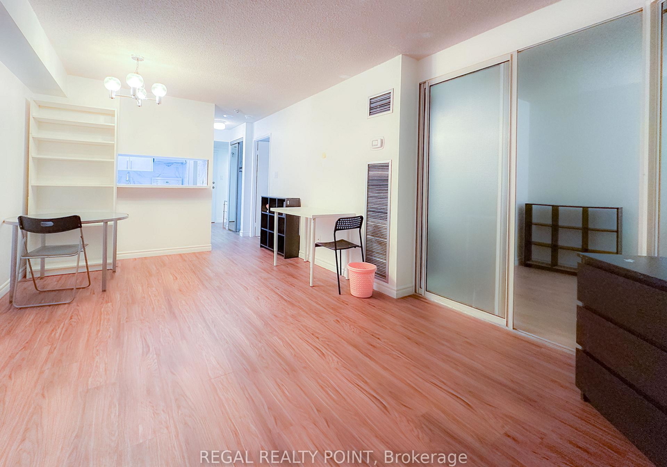 633-bay-street-toronto-ontario-c12353984