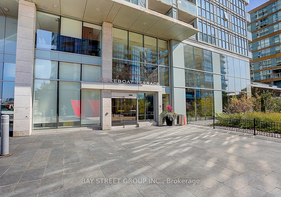 15-iceboat-terrace-toronto-ontario-c12362924