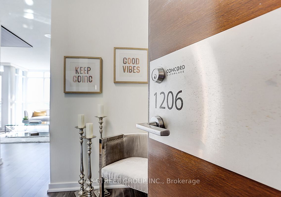 15-iceboat-terrace-toronto-ontario-c12362924