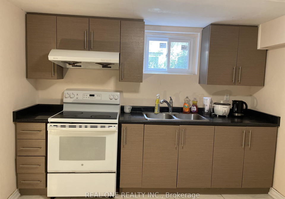 3-amos-bsmt-crescent-toronto-ontario-c12364766