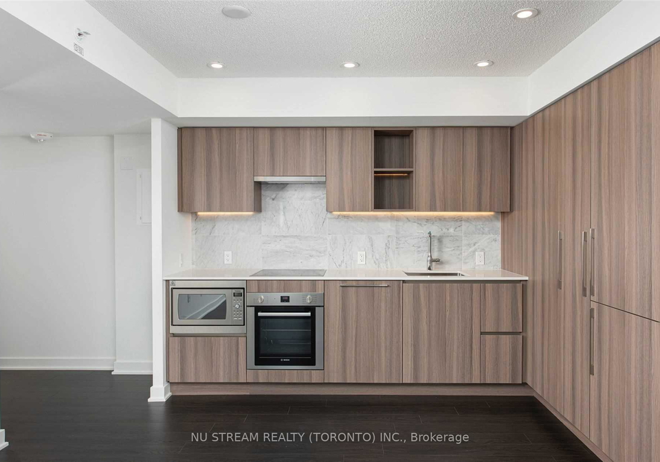 19-bathurst-street-w-toronto-ontario-c12364791