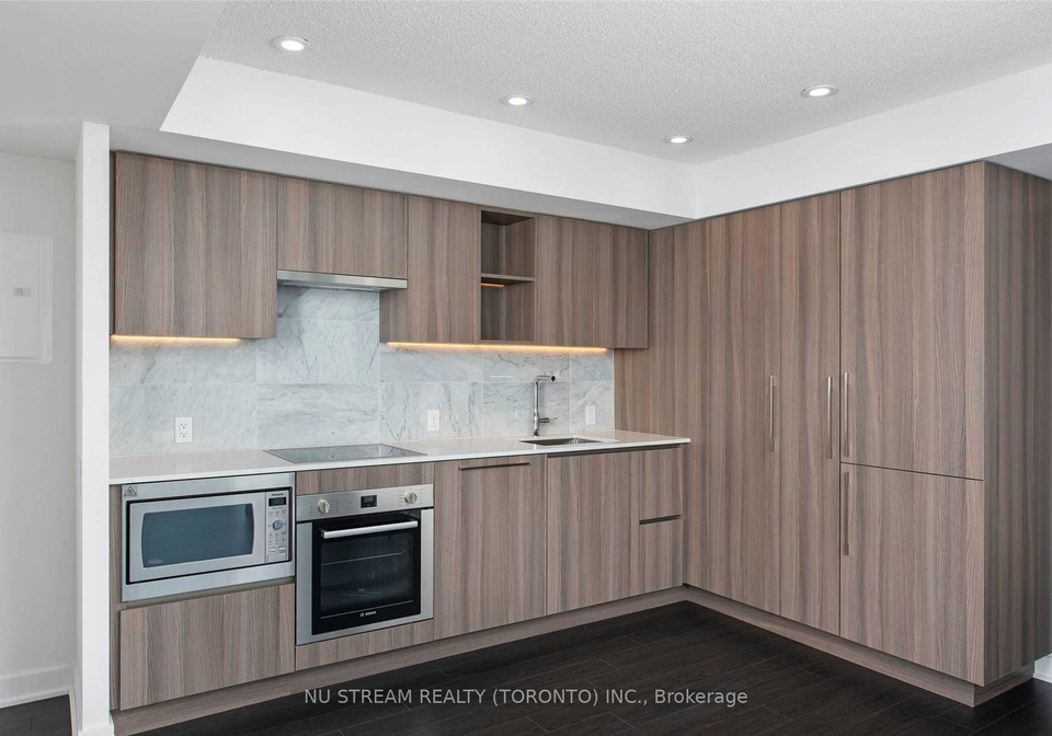 19-bathurst-street-w-toronto-ontario-c12364791