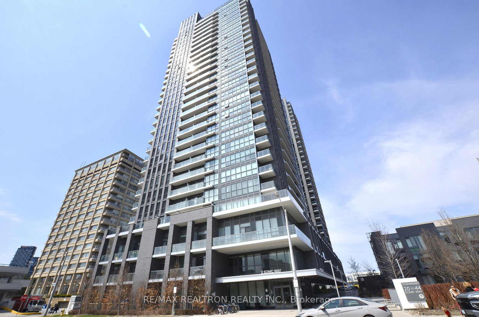 2-sonic-way-east-york-ontario-c12369624