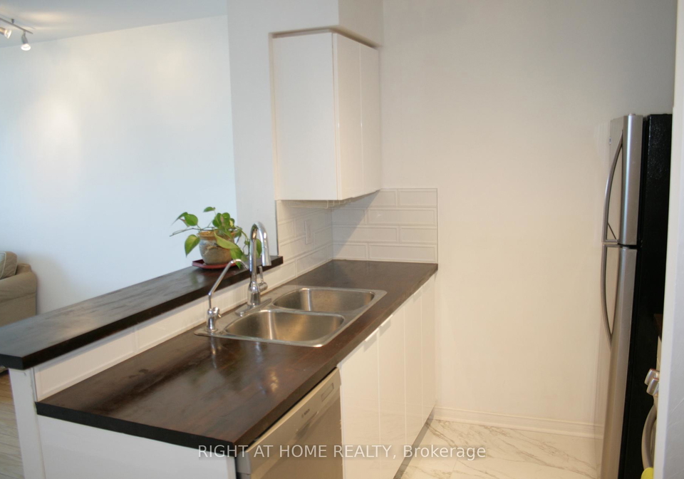 233-beecroft-road-toronto-ontario-c12369660