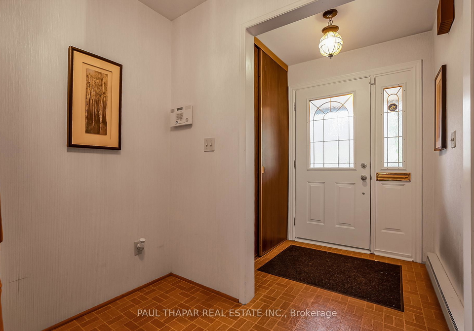 17-dolan-gate-north-york-ontario-c12372462