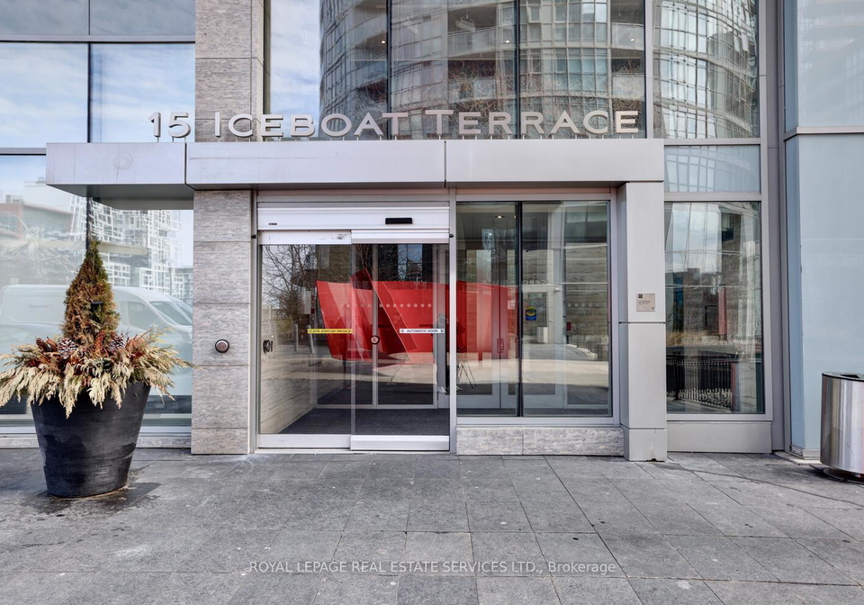 15-iceboat-terrace-toronto-ontario-c12373883