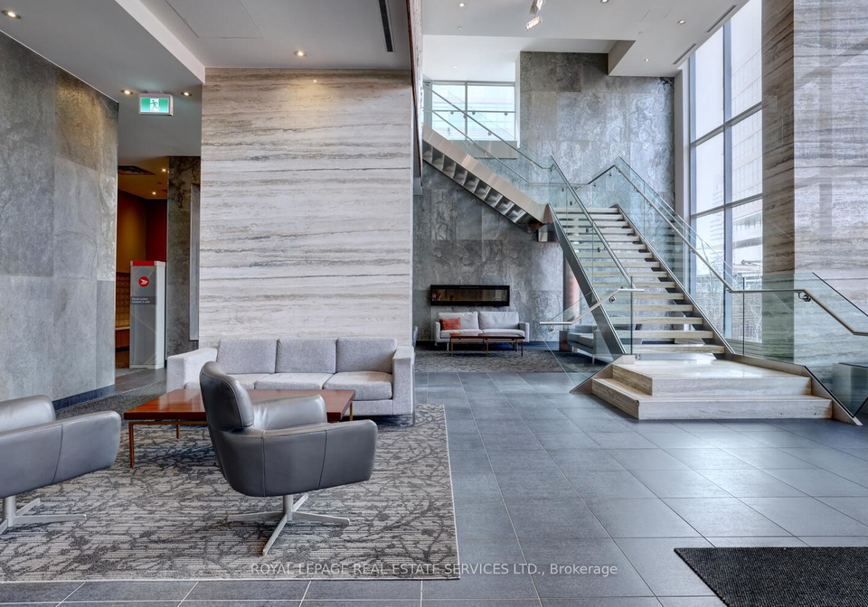 15-iceboat-terrace-toronto-ontario-c12373883