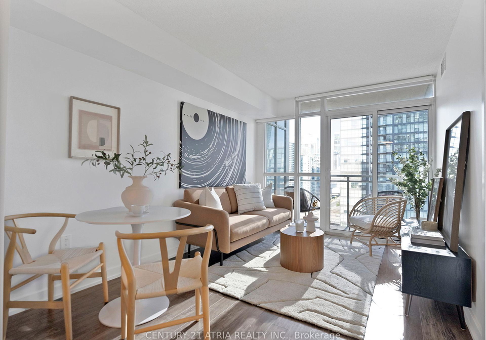 15-iceboat-terrace-toronto-ontario-c12379317