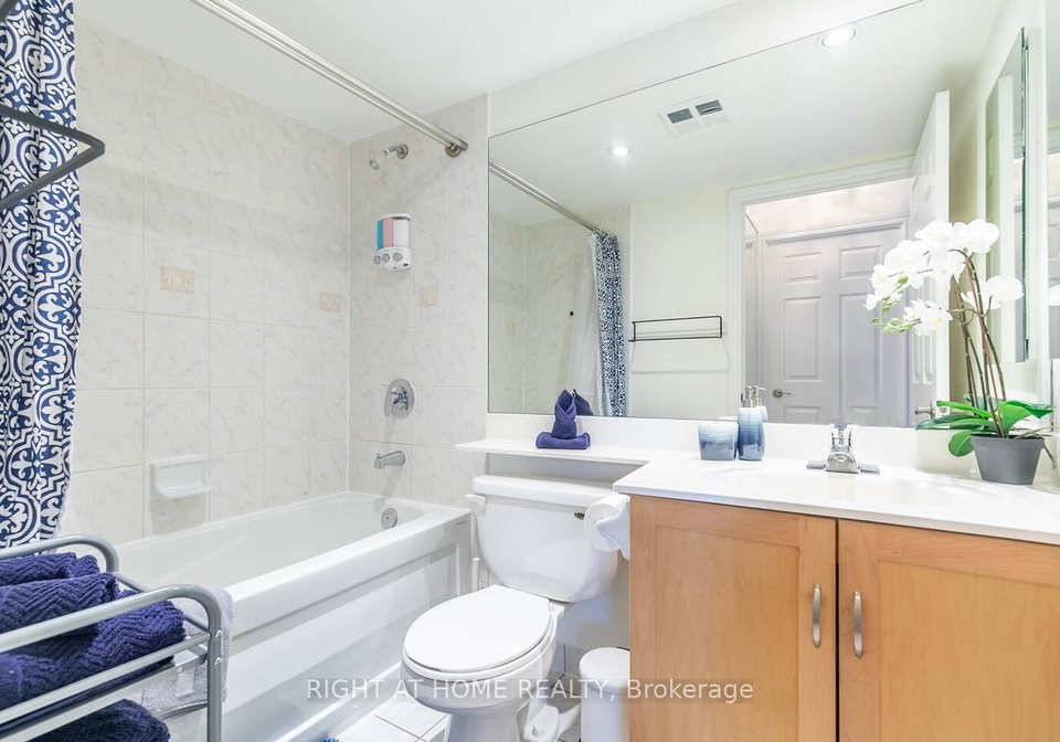 250-wellington-street-w-toronto-ontario-c12379510