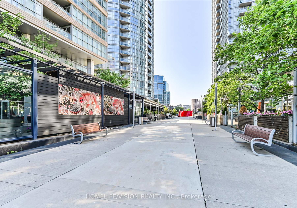21-iceboat-terrace-toronto-ontario-c12380061