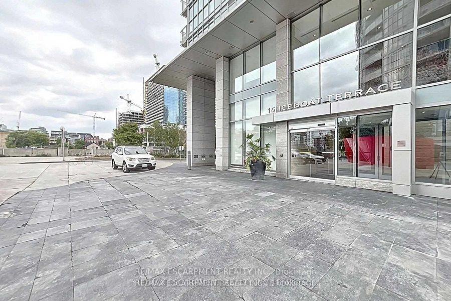 15-iceboat-terrace-toronto-ontario-c12381023
