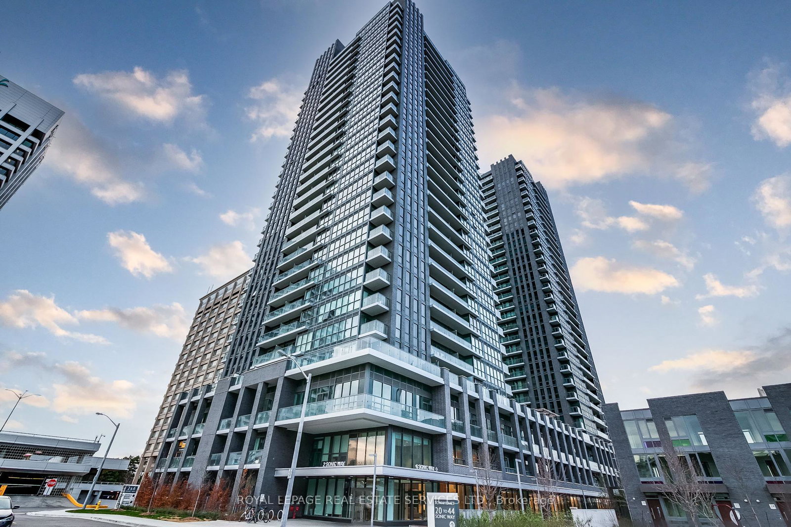 2-sonic-way-east-york-ontario-c12381027