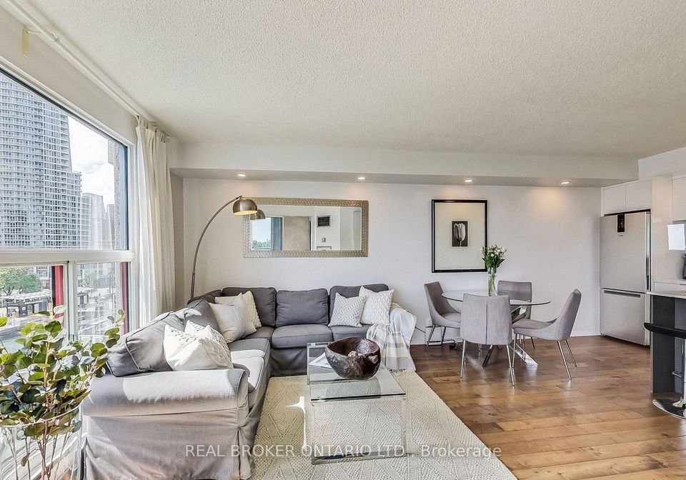 99-harbour-square-toronto-ontario-c12382422