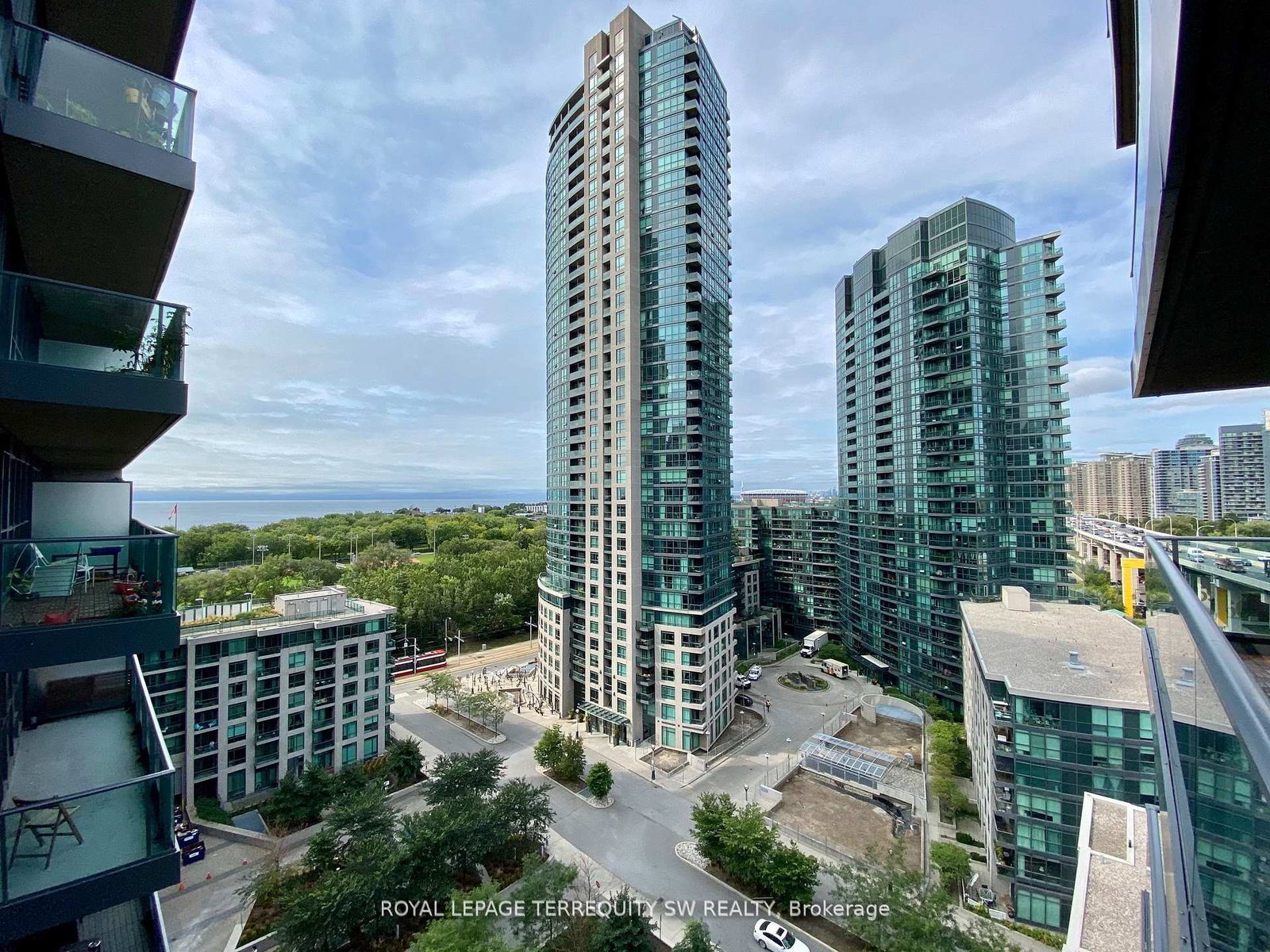 209-fort-york-boulevard-toronto-ontario-c12385027