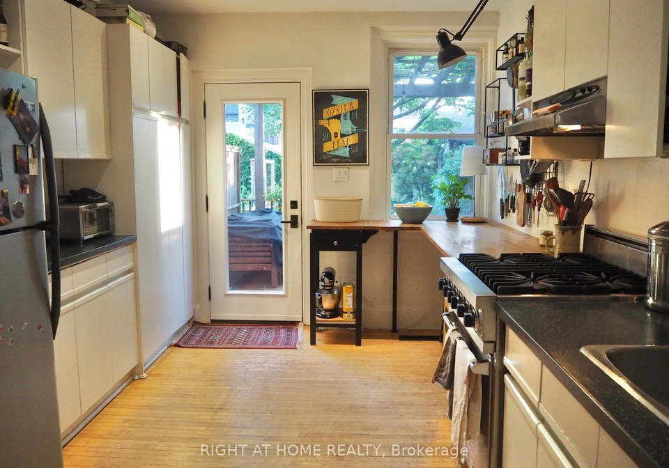 560-crawford-street-toronto-ontario-c12395860