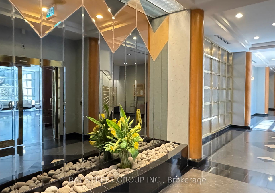 18-hollywood-avenue-north-york-ontario-c12396070