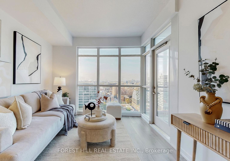 21-iceboat-terrace-toronto-ontario-c12396927