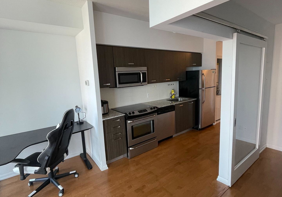 832-bay-street-toronto-ontario-c12399208