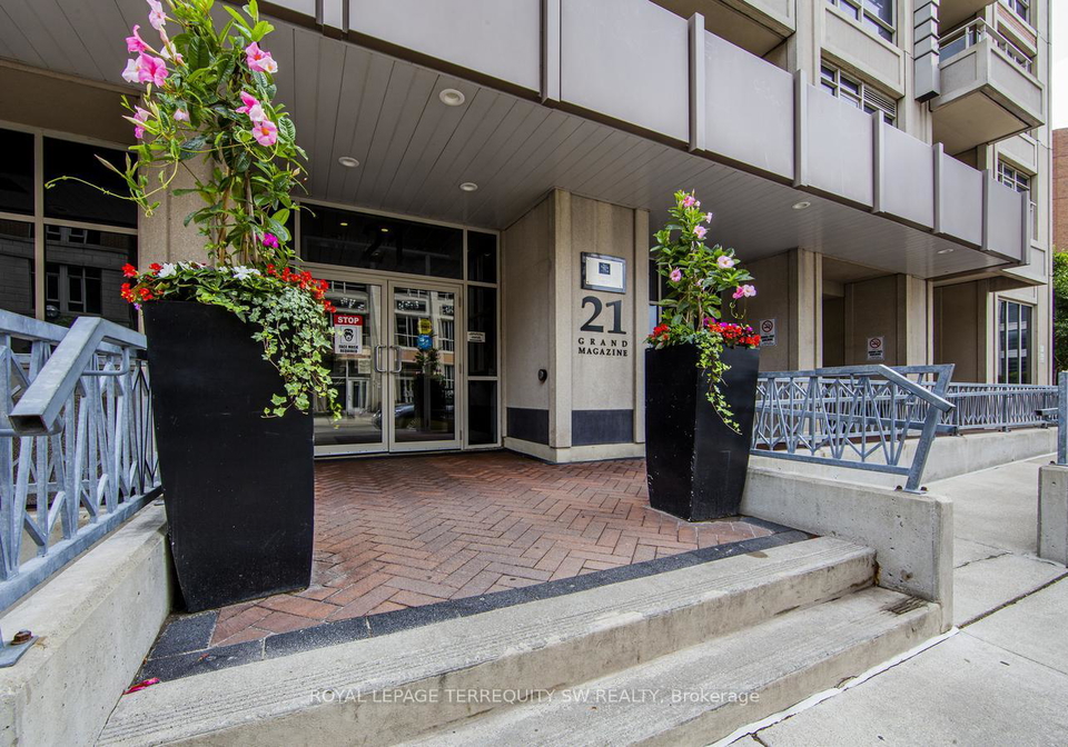 21-grand-magazine-street-toronto-ontario-c12400893