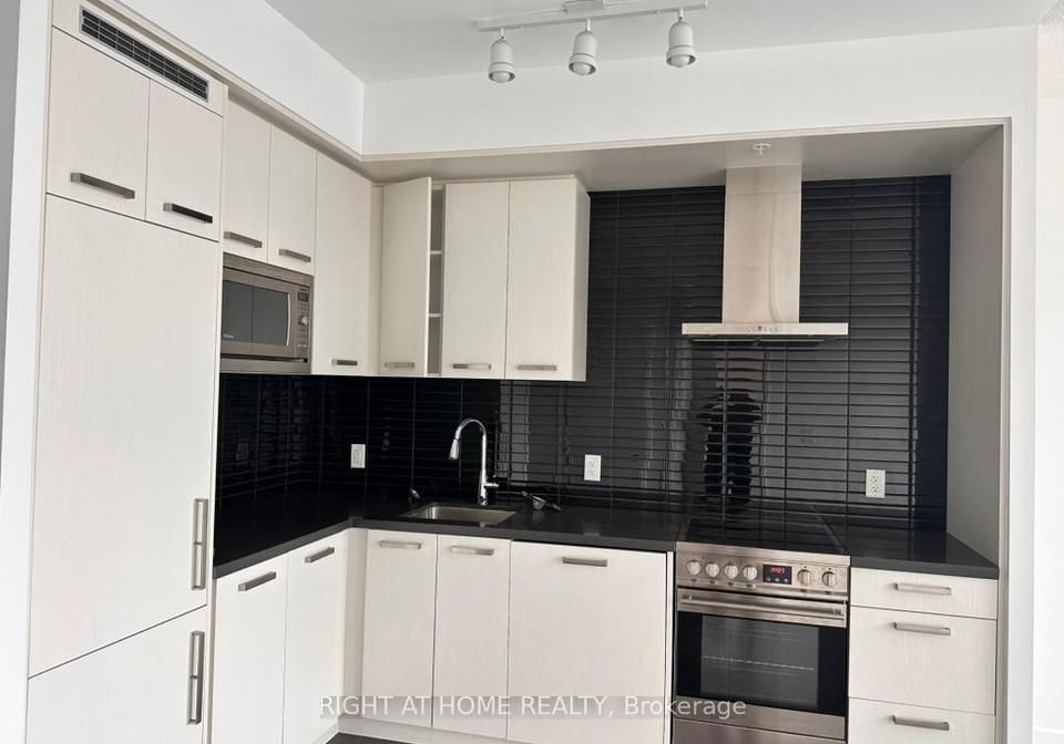 120-bayview-avenue-toronto-ontario-c12402234