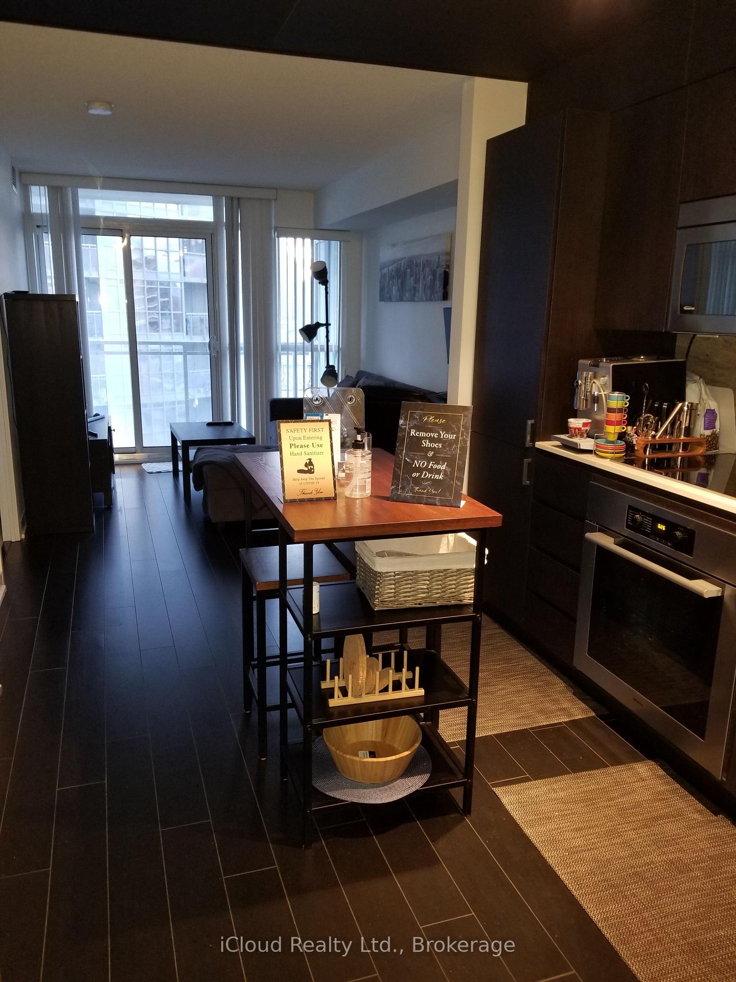 15-iceboat-terrace-toronto-ontario-c12402896