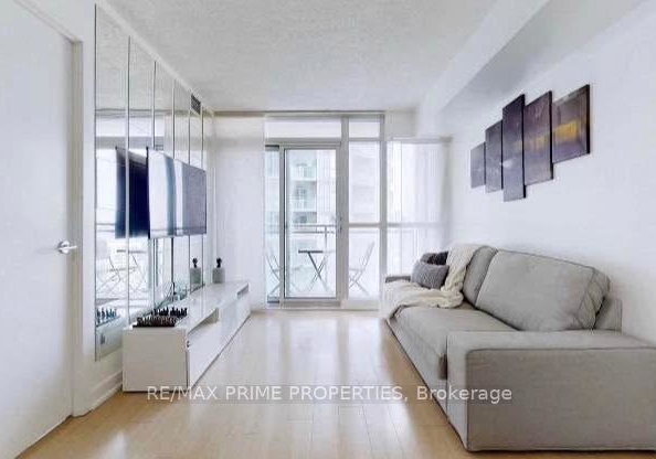 15-iceboat-terrace-toronto-ontario-c12407140