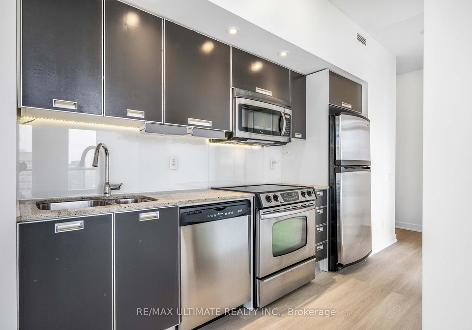 33-charles-street-e-toronto-ontario-c12407768