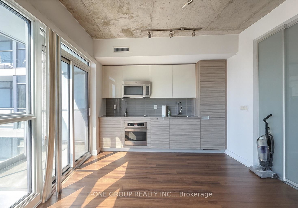 210-simcoe-street-toronto-ontario-c12407864