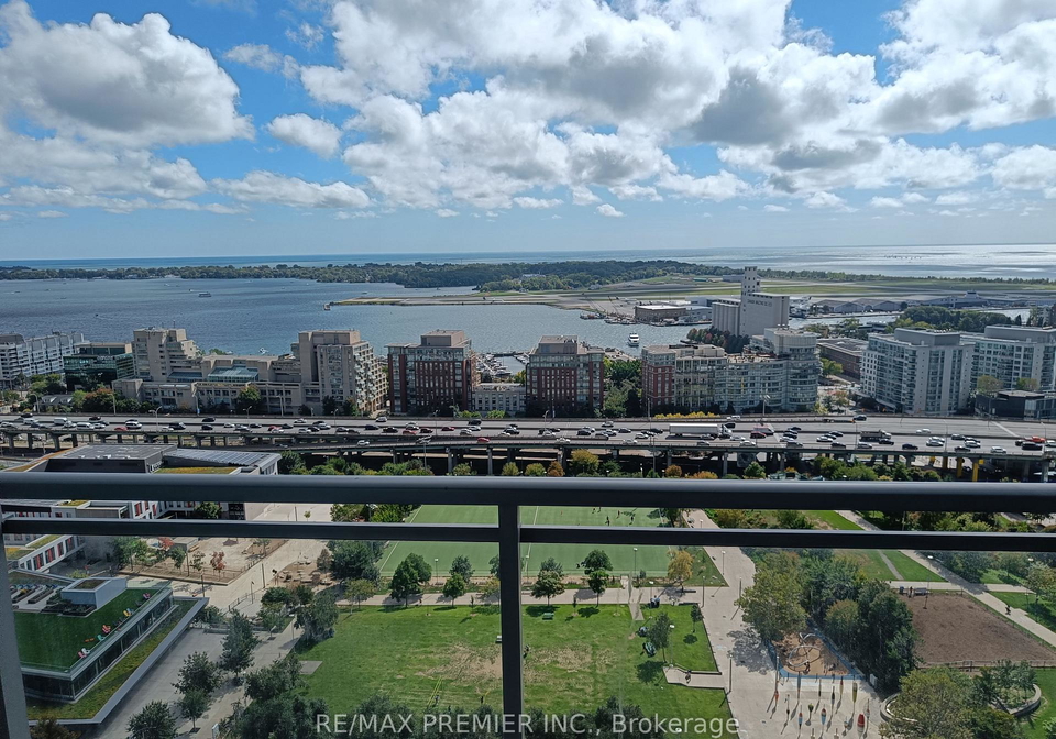 15-iceboat-terrace-toronto-ontario-c12414604