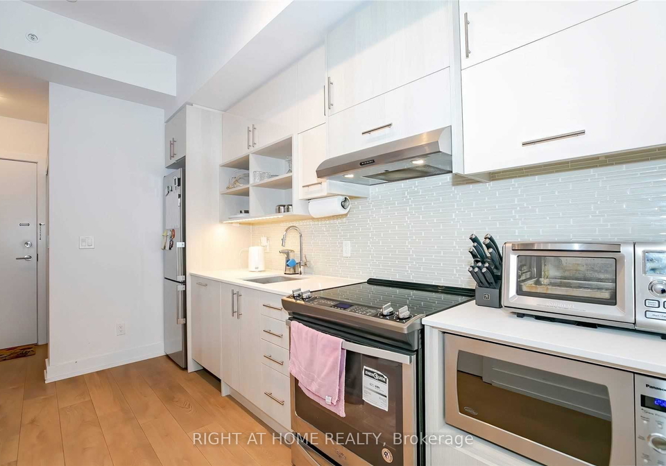150-fairview-mall-drive-north-york-ontario-c12420137