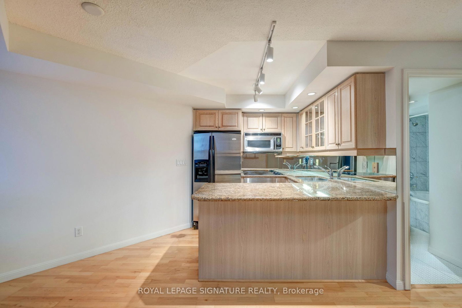140-simcoe-street-toronto-ontario-c12420186