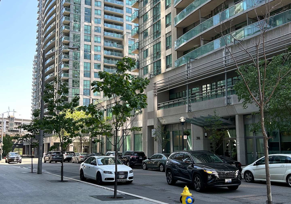 30-grand-trunk-crescent-toronto-ontario-c12425845