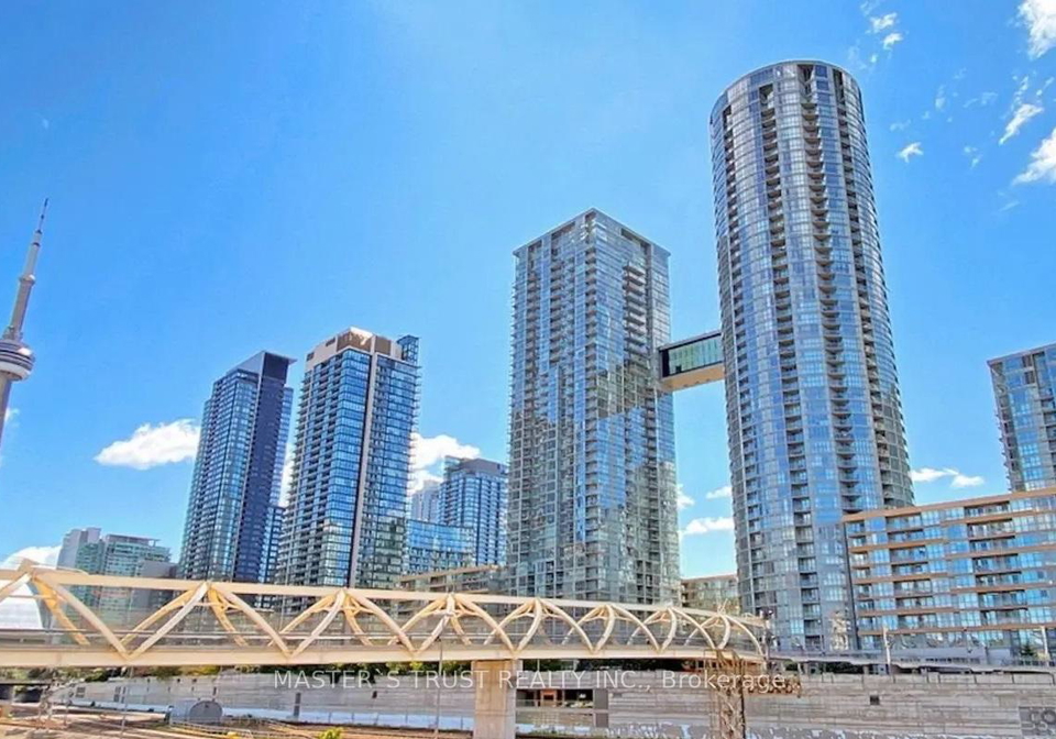 21-iceboat-terrace-toronto-ontario-c12426915
