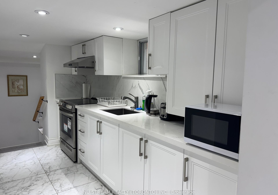 bsmt-119-lascelles-boulevard-toronto-ontario-c12427711