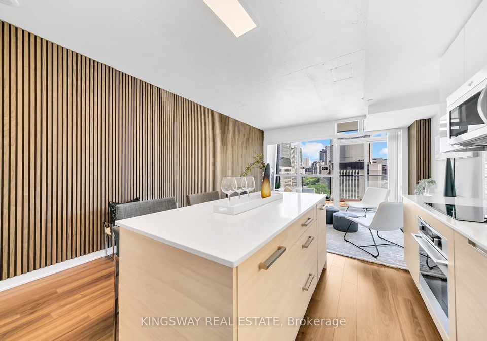 210-simcoe-street-toronto-ontario-c12433105