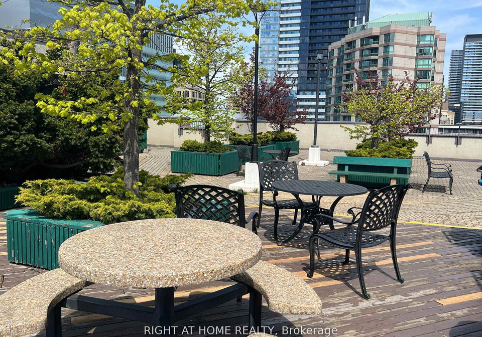 633-bay-street-toronto-ontario-c12437775