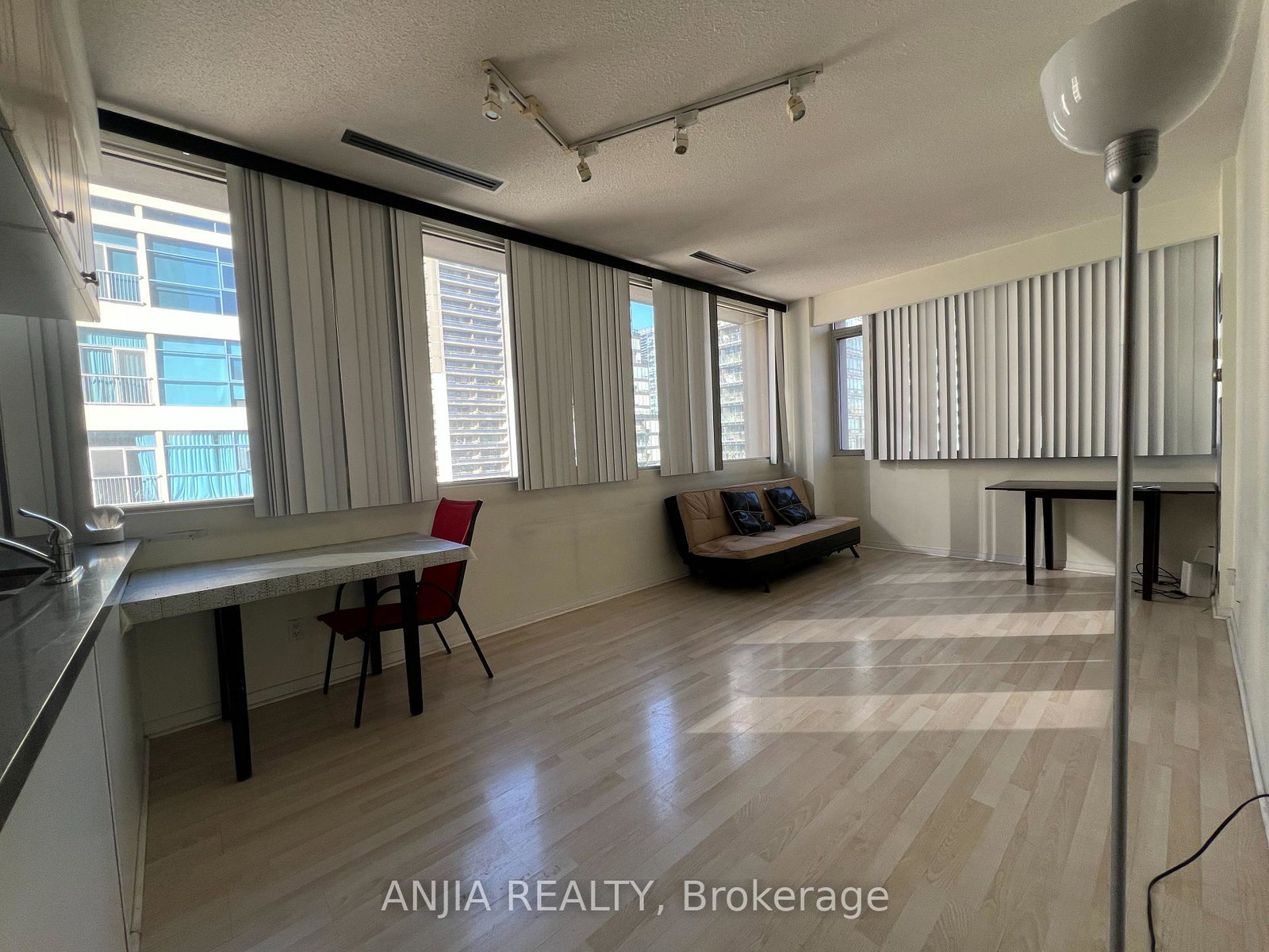 555-yonge-street-toronto-ontario-c12439968